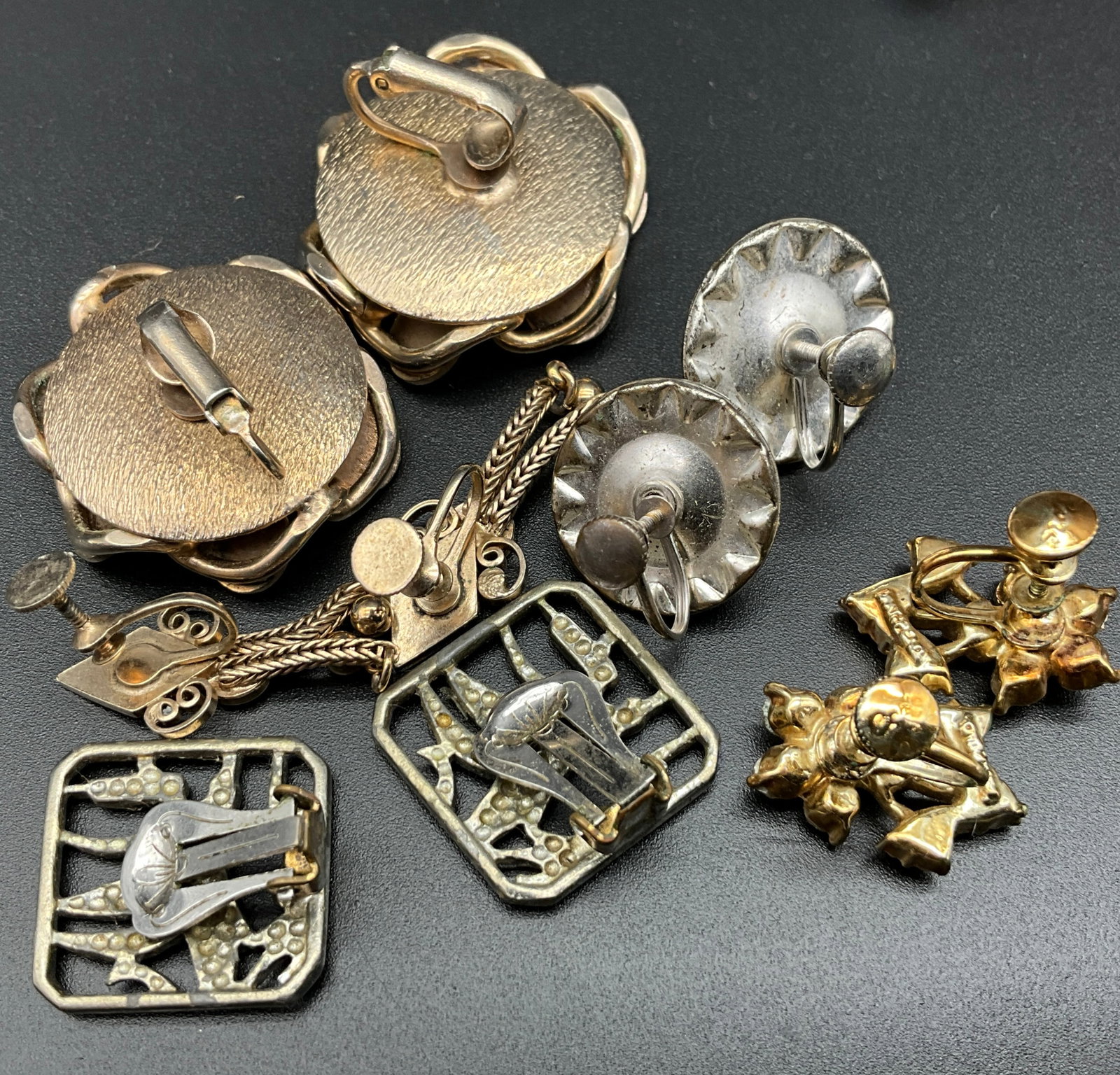 A Collection of Vintage Signed and Unsigned Costume Jewelry Earrings - 7