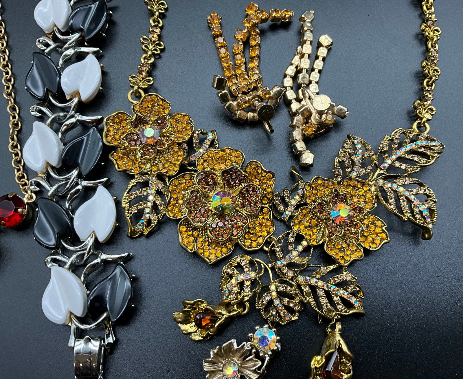 A Collection of Vintage Artisan Costume Jewelry - 7