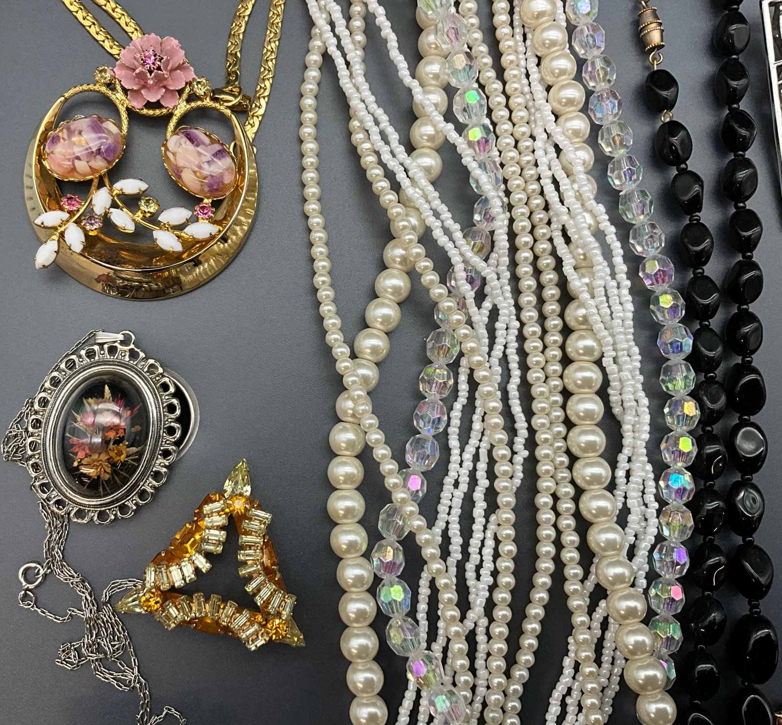 An Assortment of Vintage Costume Jewelry - 3