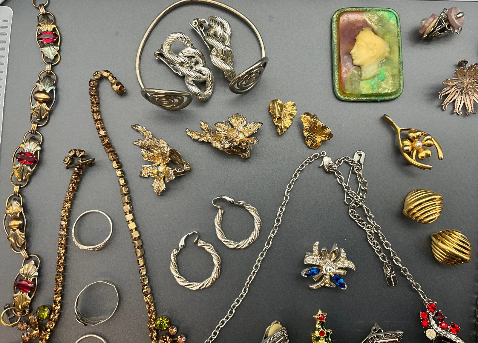 A Collection of Vintage Mixed Metal and Glass Costume Jewelry - 4