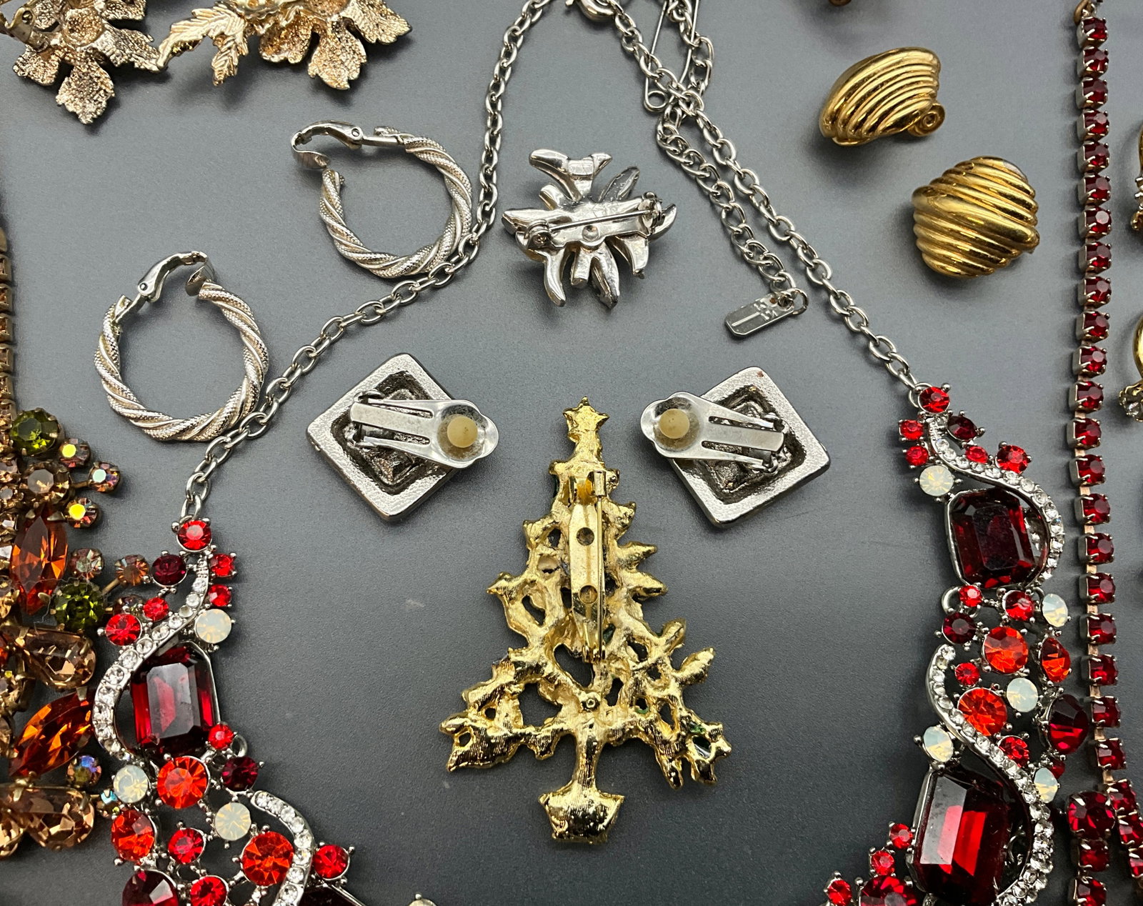 A Collection of Vintage Mixed Metal and Glass Costume Jewelry - 8