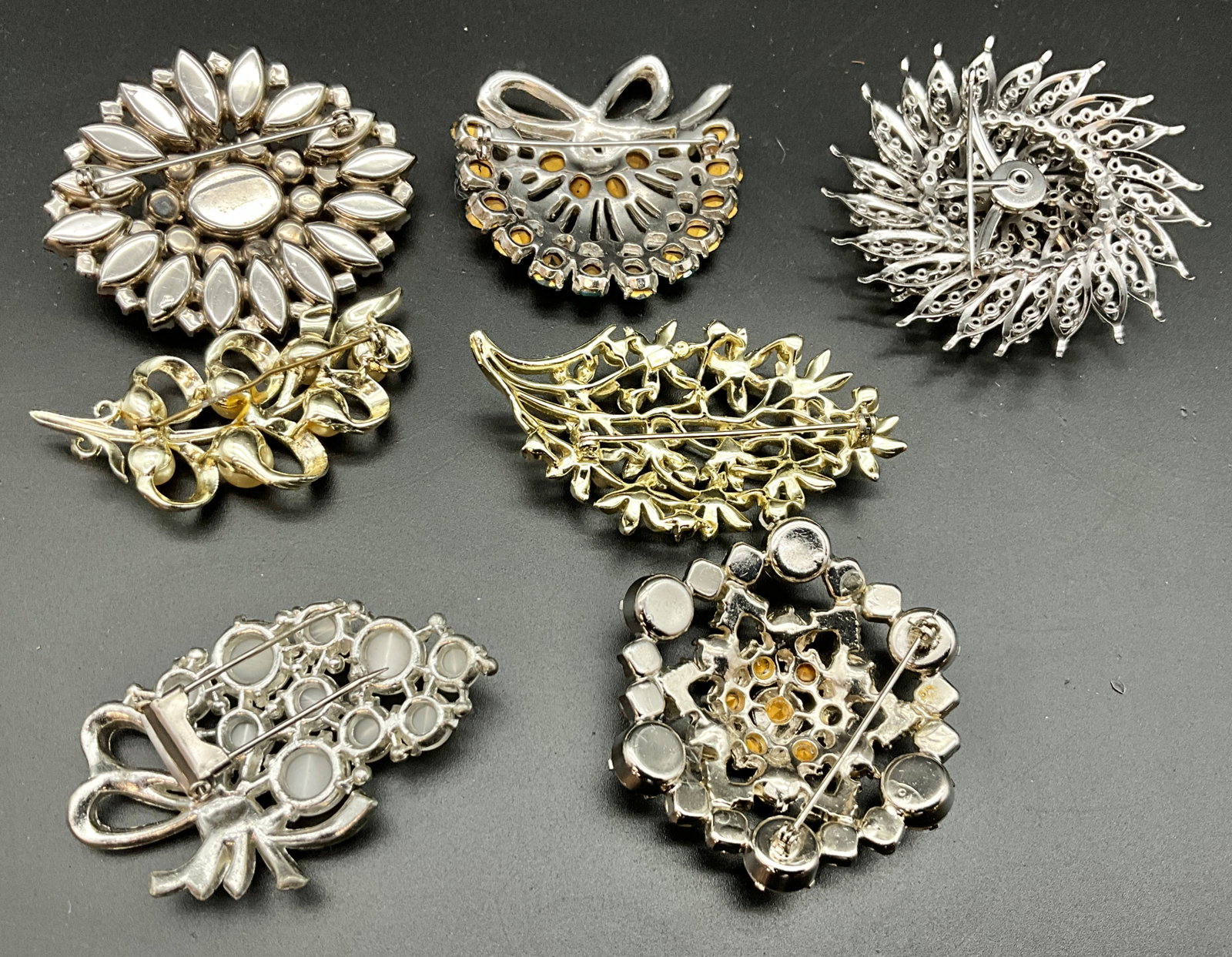 A Collection of Seven Vintage Costume Metal and Rhinestone Brooches - 3
