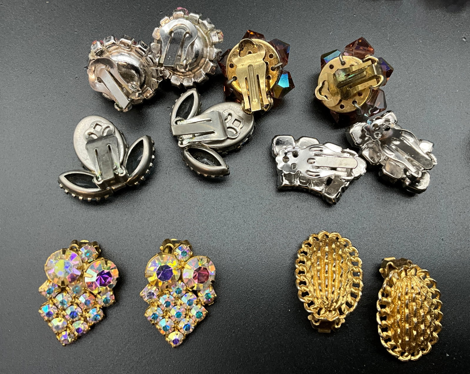 A Collection of Vintage Mid-Century Metal and Glass Costume Earrings - 7