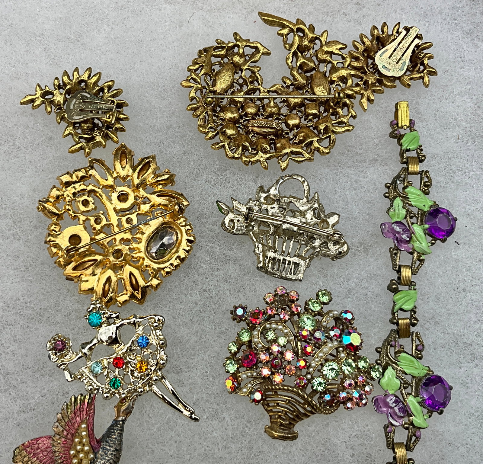 A Collection of Thirteen Vintage Rhinestone and Enamel Costume Jewelry Items - 7