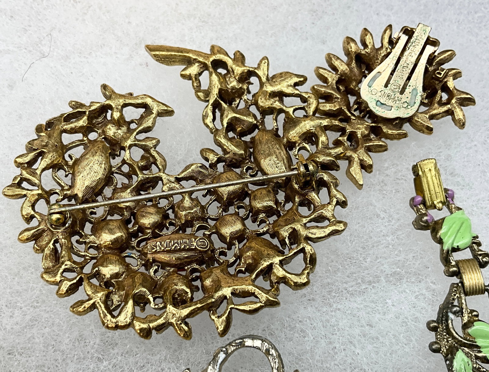 A Collection of Thirteen Vintage Rhinestone and Enamel Costume Jewelry Items - 8