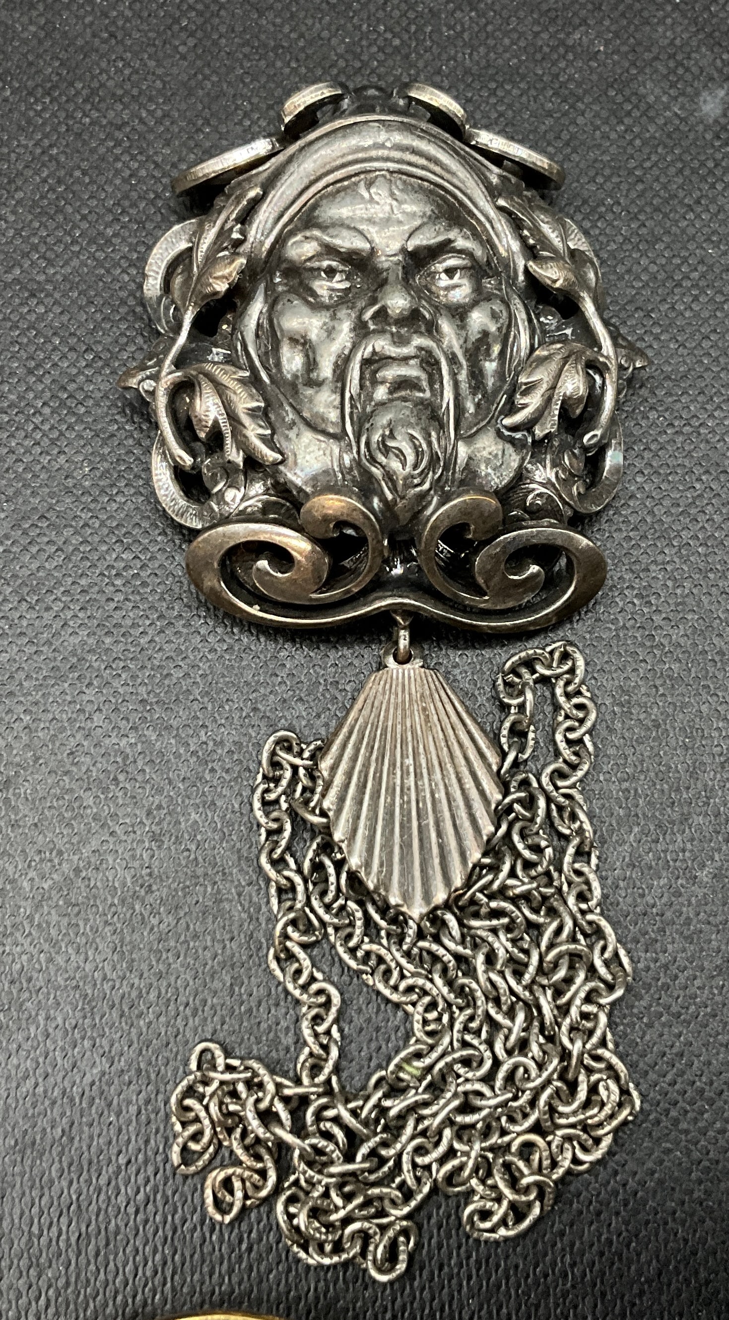 A Collection of Vintage Art Deco and Mid-Century Costume Jewelry - 4
