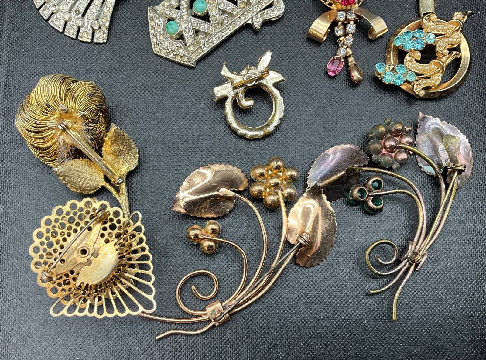 A Collection of Vintage Art Deco and Mid-Century Costume Jewelry - 5