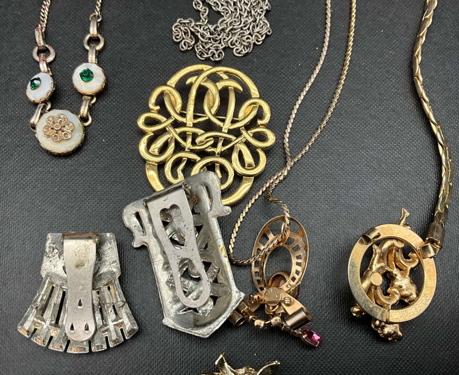 A Collection of Vintage Art Deco and Mid-Century Costume Jewelry - 6