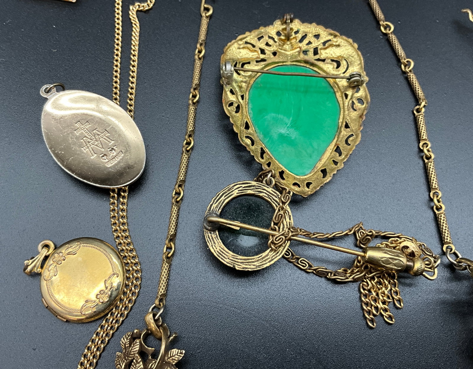 A Collection of Vintage Gold Tone Costume Jewelry - 7