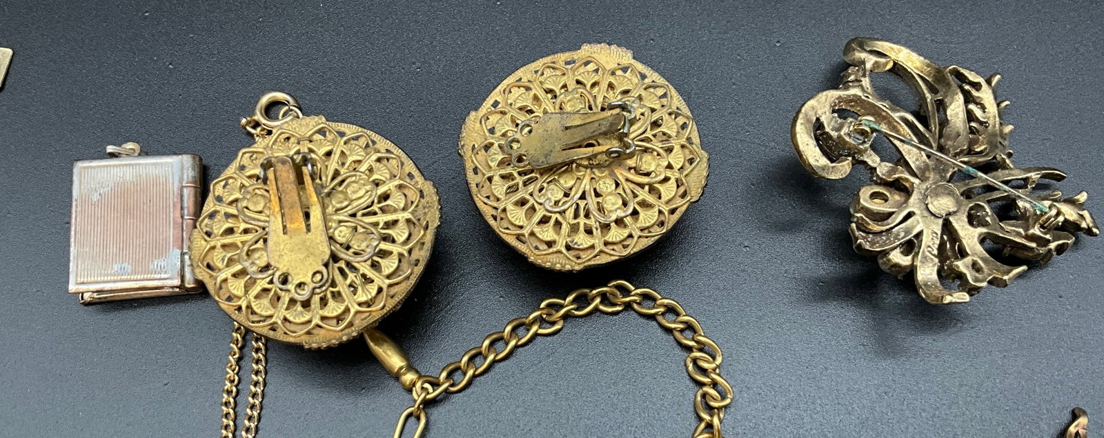 A Collection of Vintage Gold Tone Costume Jewelry - 8