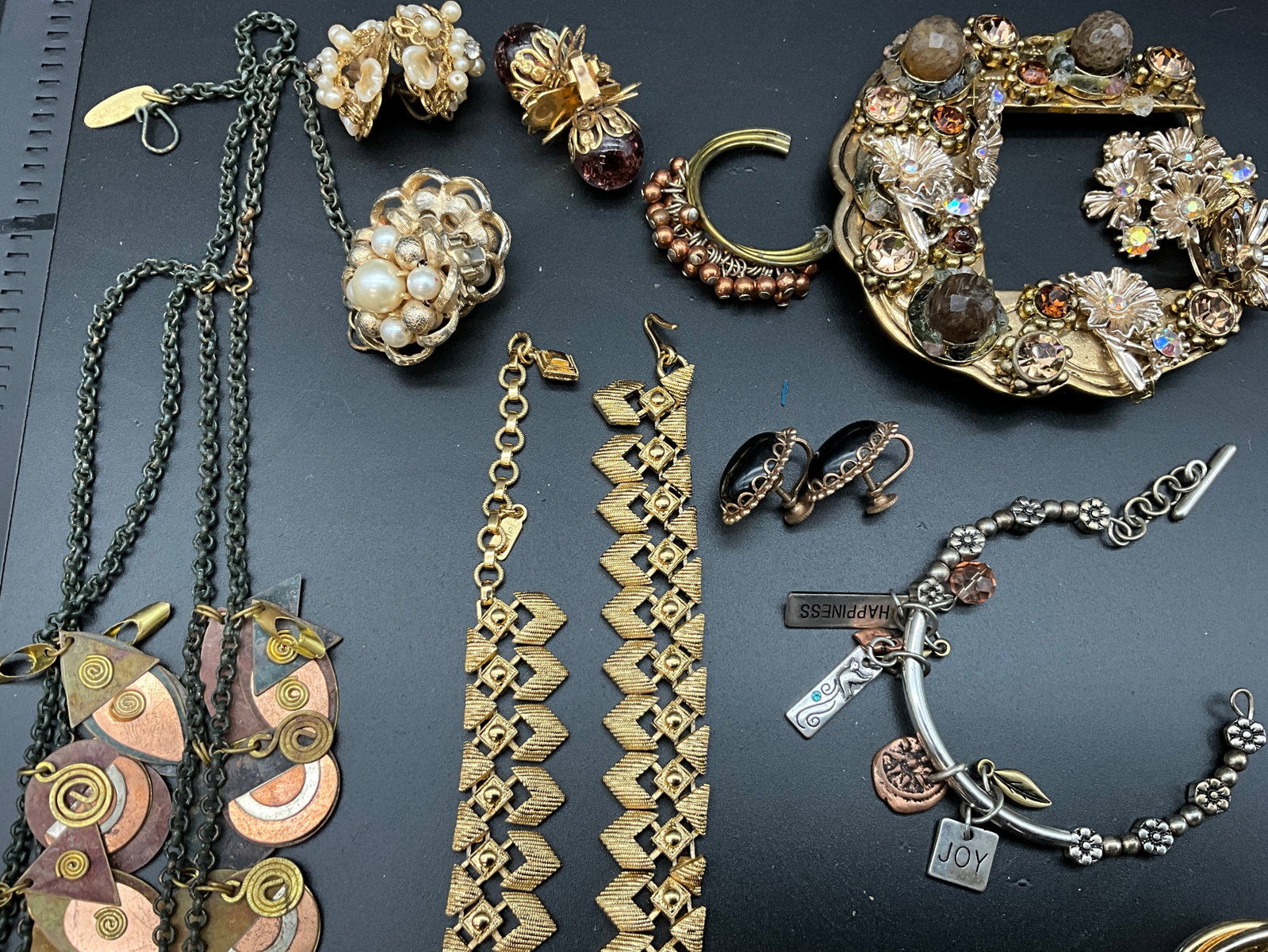 A Collection of Vintage Costume Jewelry - 5