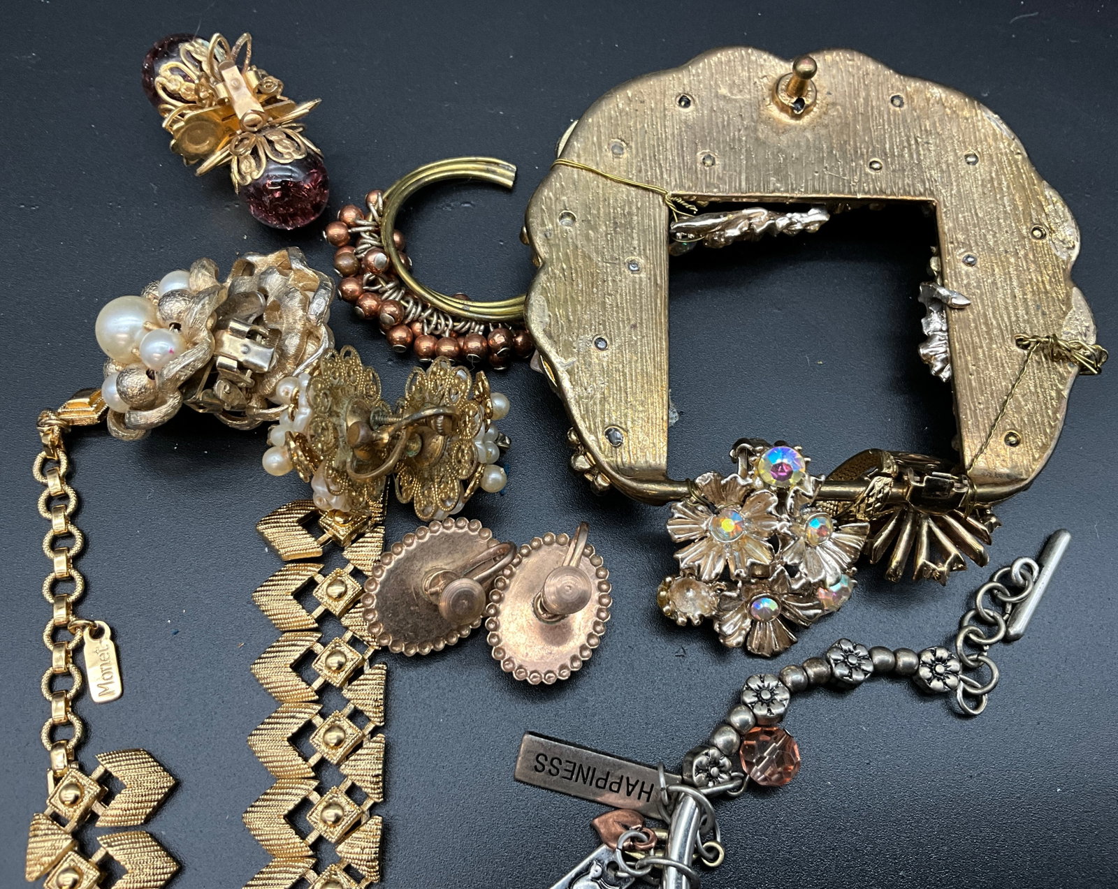A Collection of Vintage Costume Jewelry - 6