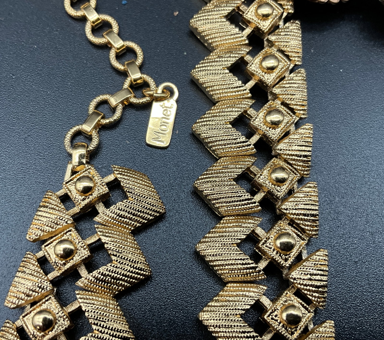 A Collection of Vintage Costume Jewelry - 7