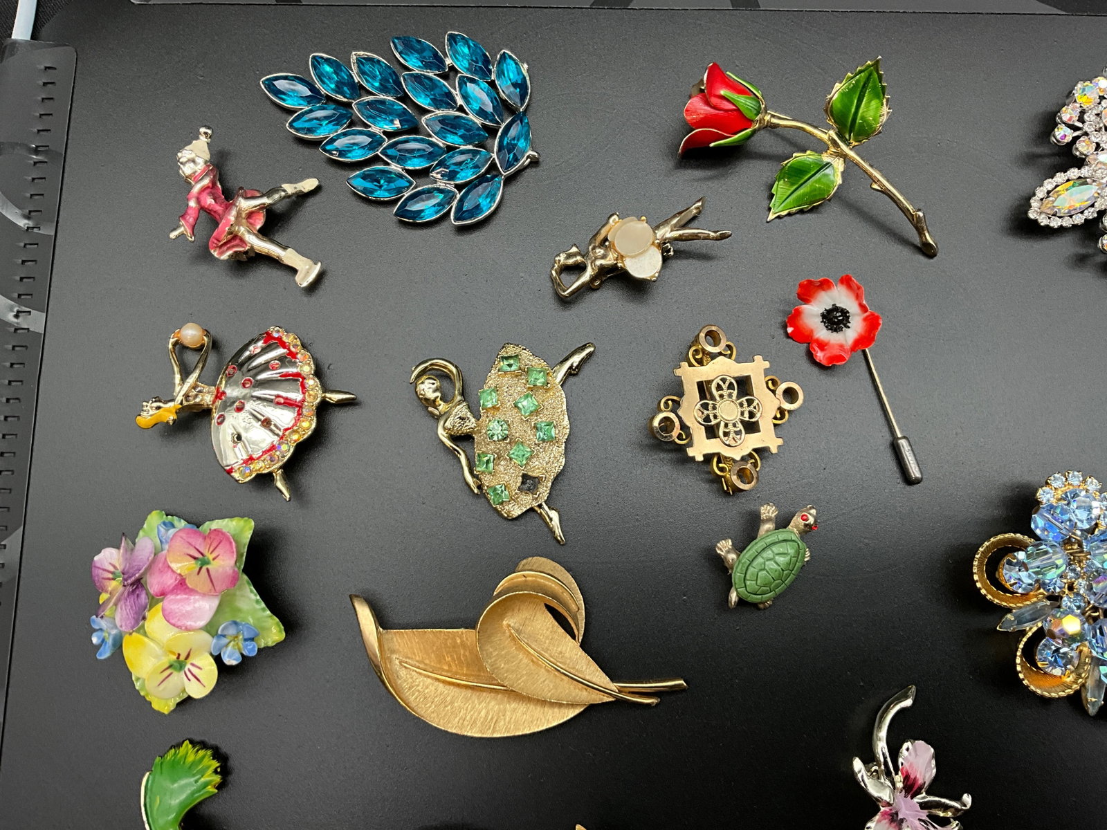 A Collection of Vintage Mid-Century Costume Jewelry - 4