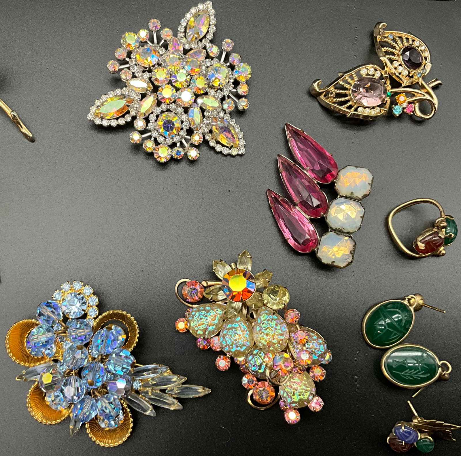 A Collection of Vintage Mid-Century Costume Jewelry - 5