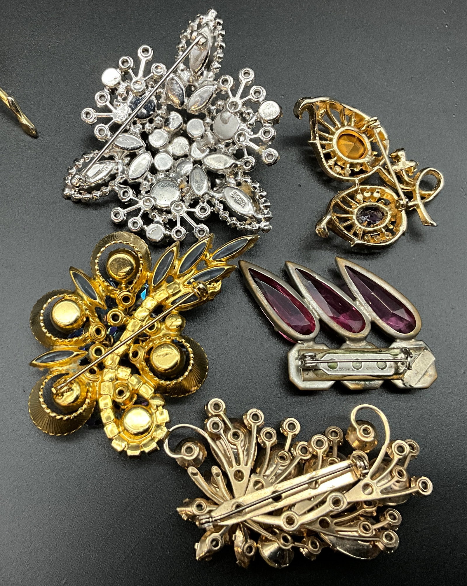 A Collection of Vintage Mid-Century Costume Jewelry - 6