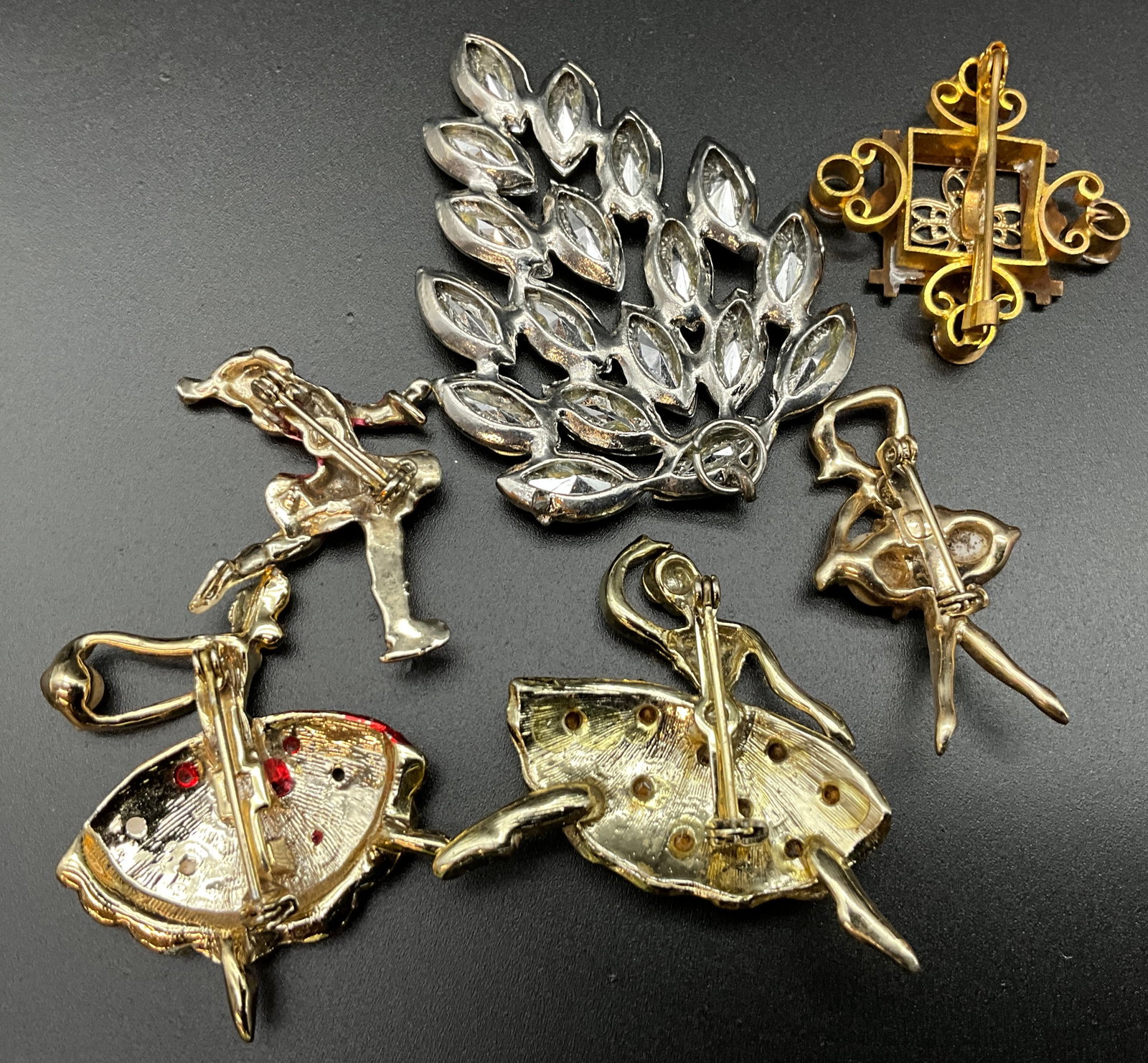 A Collection of Vintage Mid-Century Costume Jewelry - 9