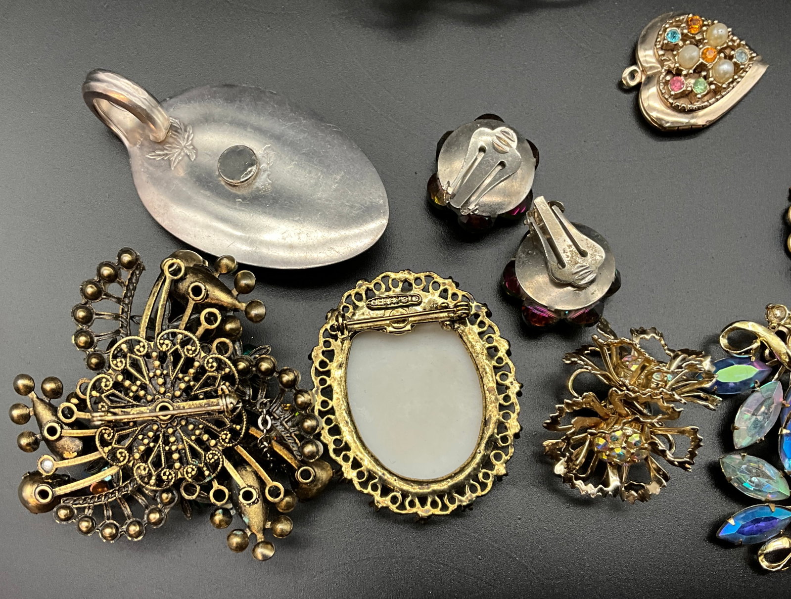 A Collection of Pieces of Vintage Costume Jewelry - 3