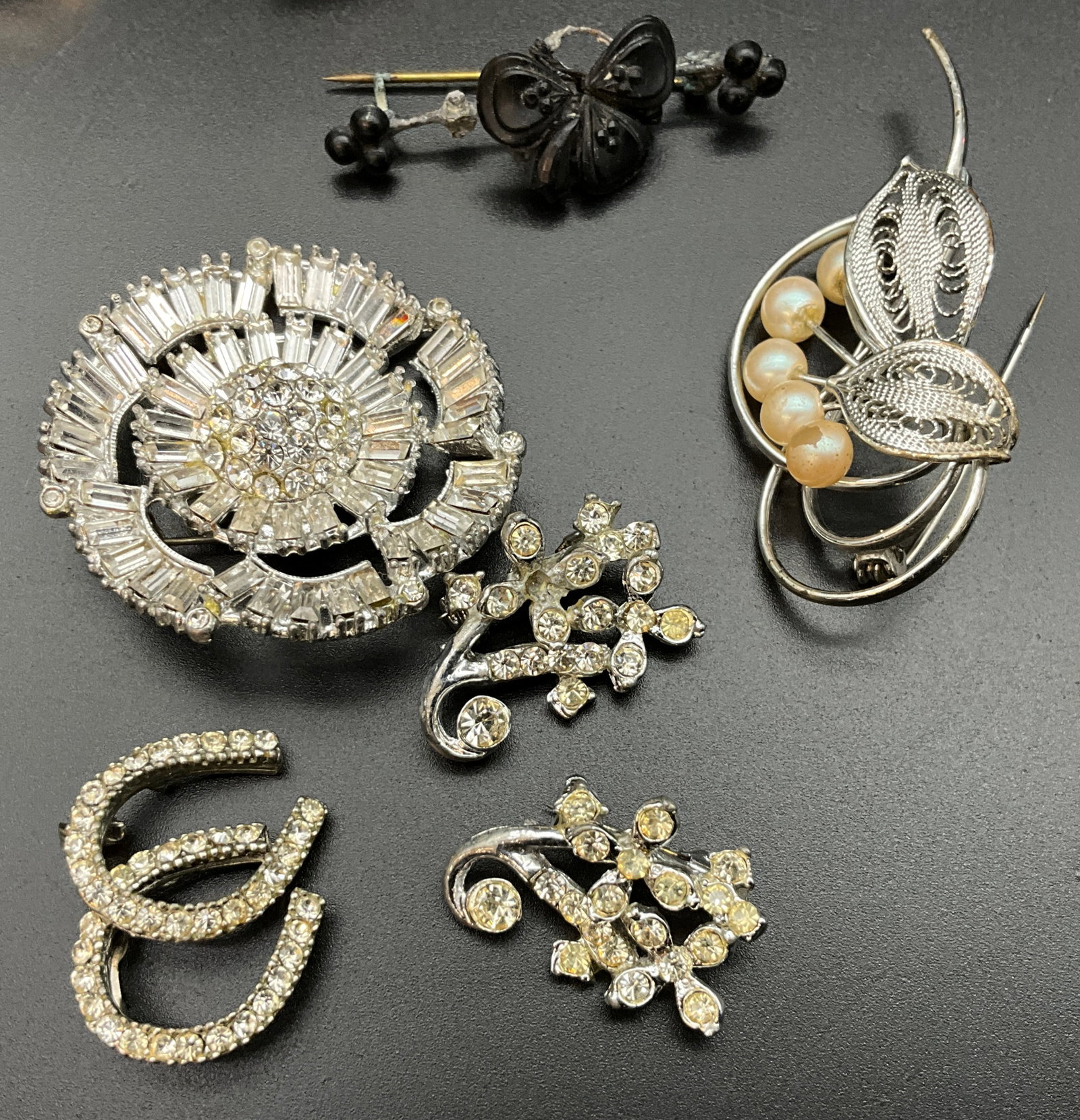 A Collection of Pieces of Vintage Costume Jewelry - 4