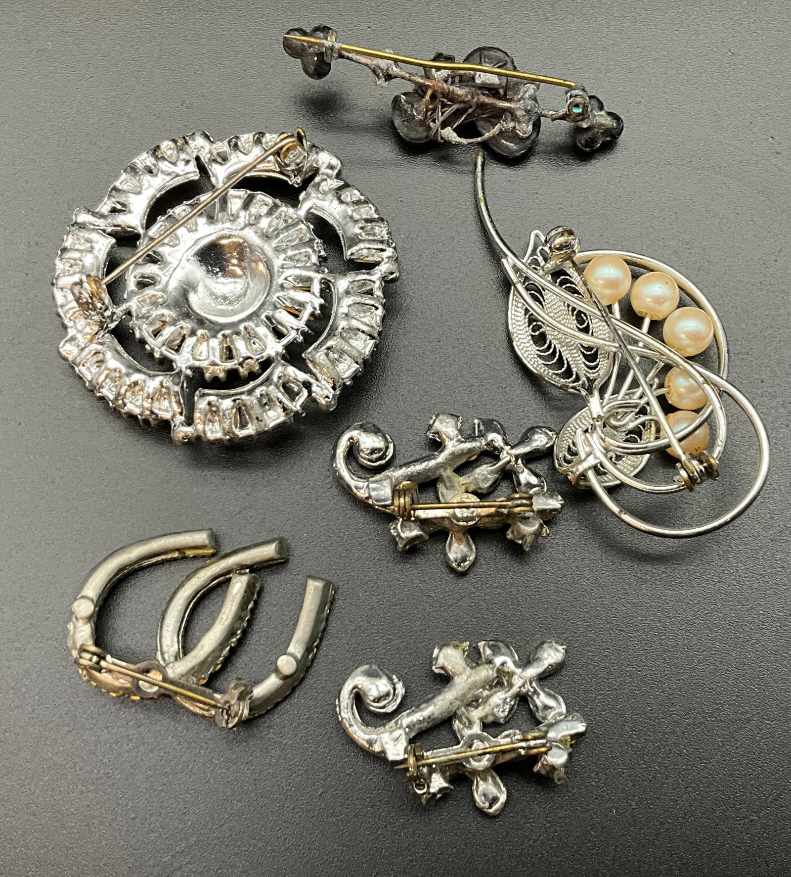 A Collection of Pieces of Vintage Costume Jewelry - 5