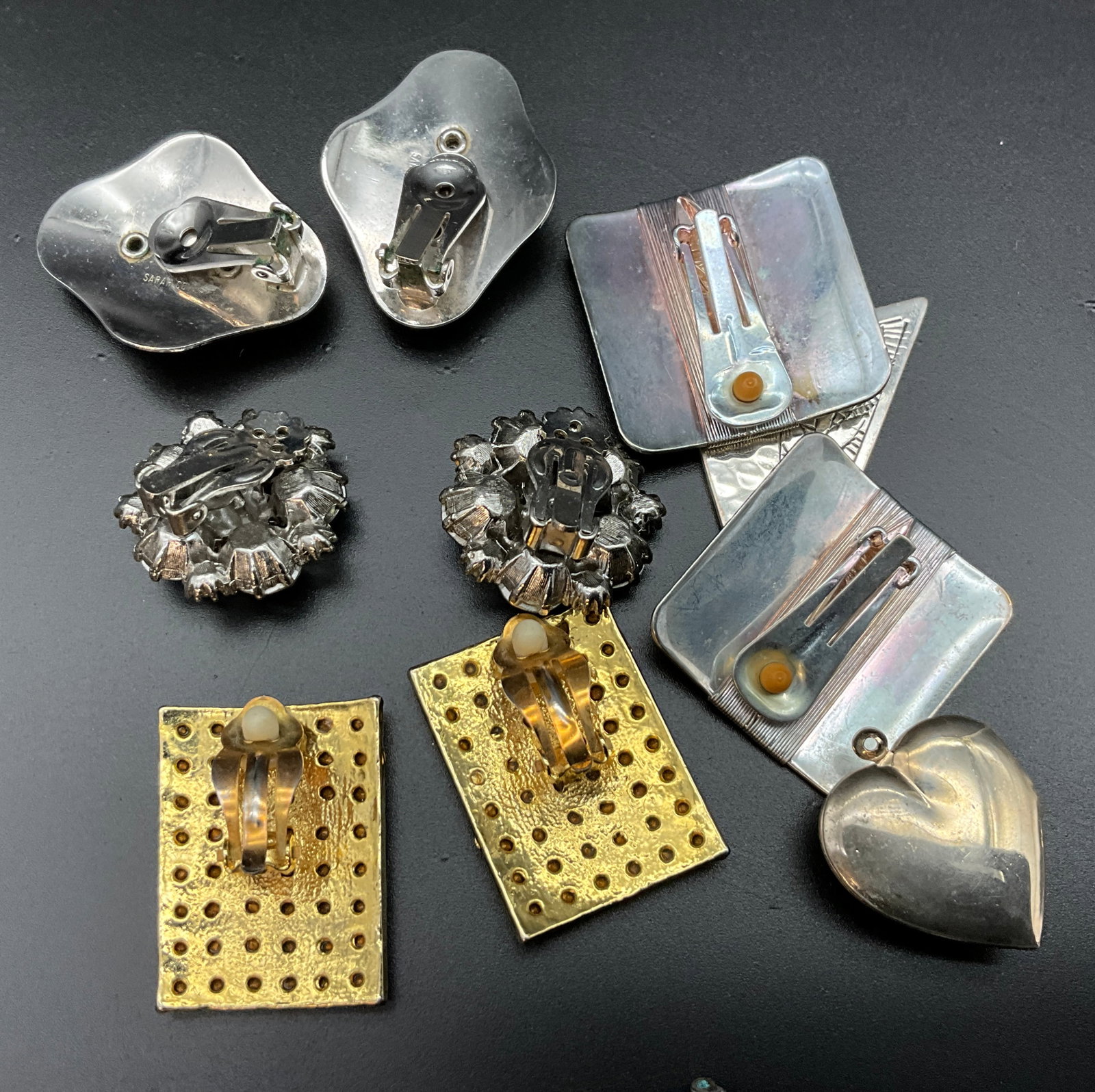 A Collection of Pieces of Vintage Costume Jewelry - 6