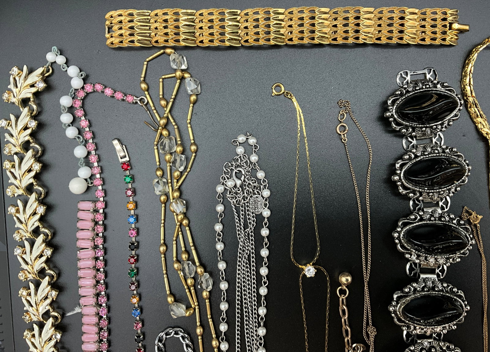 A Collection of Vintage Costume Jewelry - 4