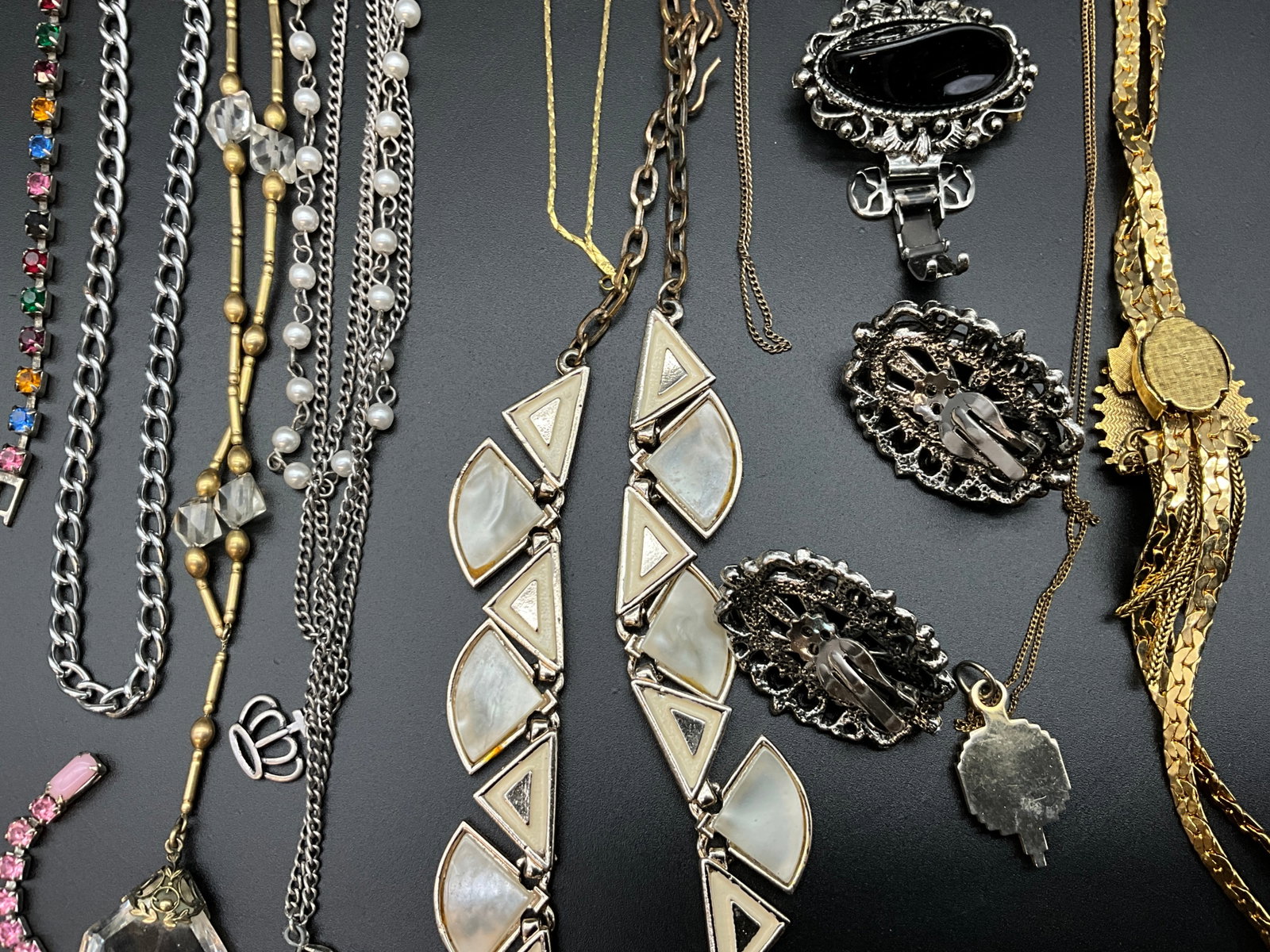 A Collection of Vintage Costume Jewelry - 5