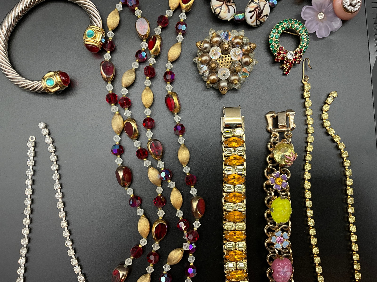 A Collection of Vintage Costume Jewelry - 3