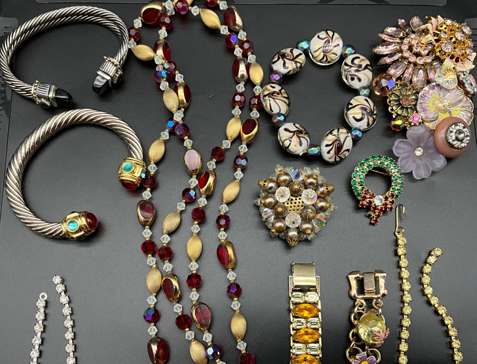 A Collection of Vintage Costume Jewelry - 4