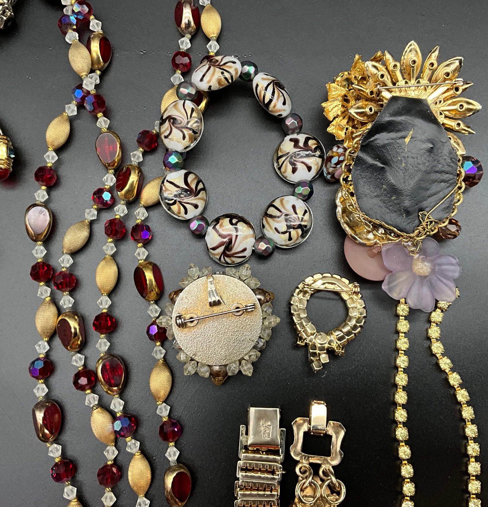 A Collection of Vintage Costume Jewelry - 6