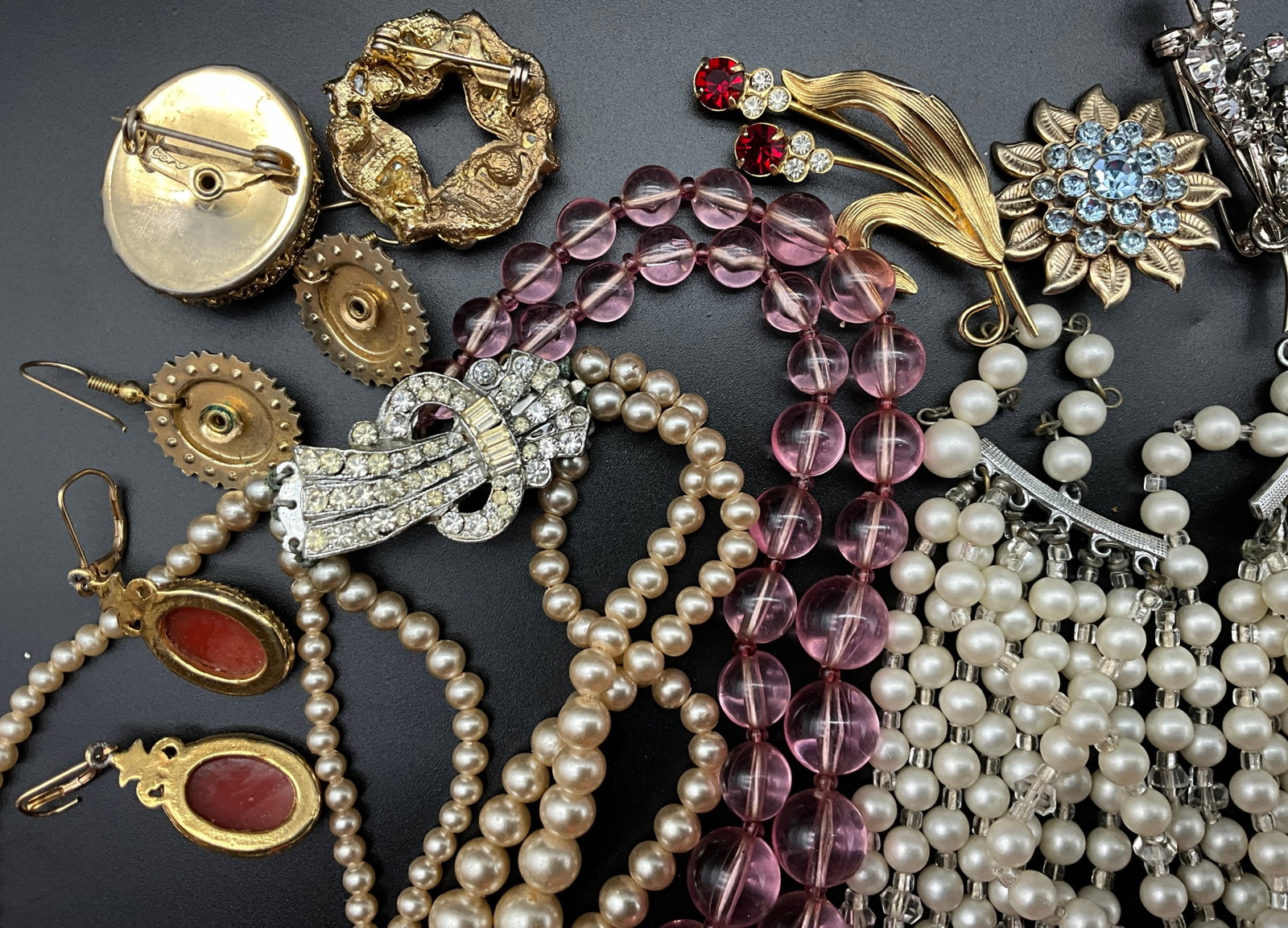 A Collection of 25 Vintage Costume Jewelry Pieces - 6
