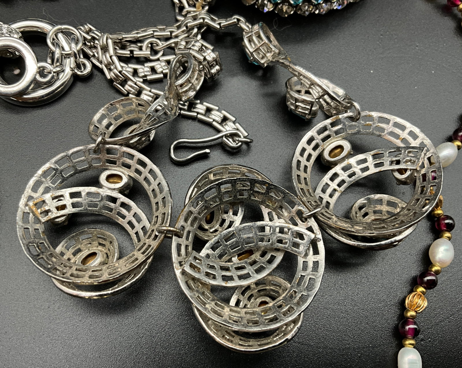 A Collection of Vintage Mid-Century Style Costume Jewelry - 7