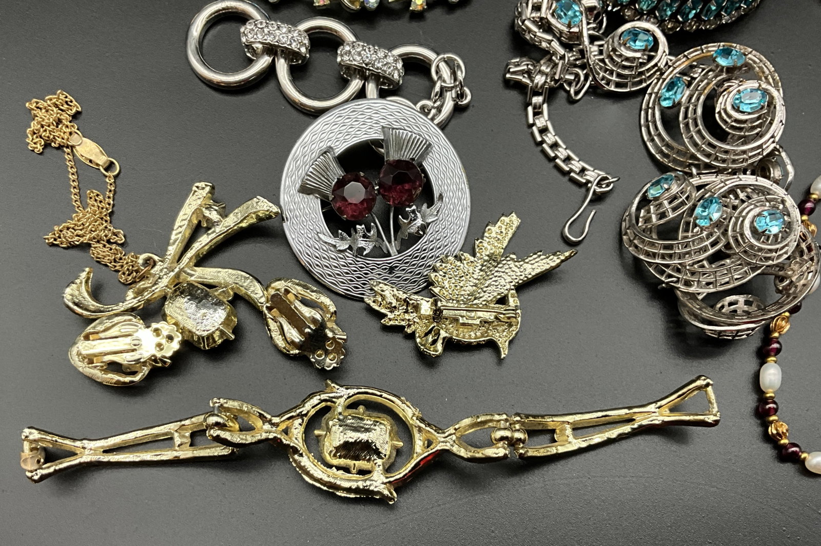A Collection of Vintage Mid-Century Style Costume Jewelry - 9