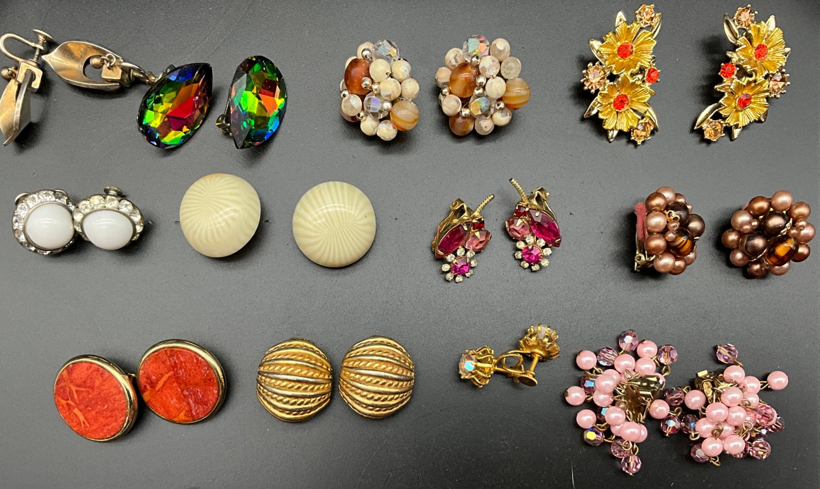 A Collection of Vintage Costume Jewelry Earrings - 3