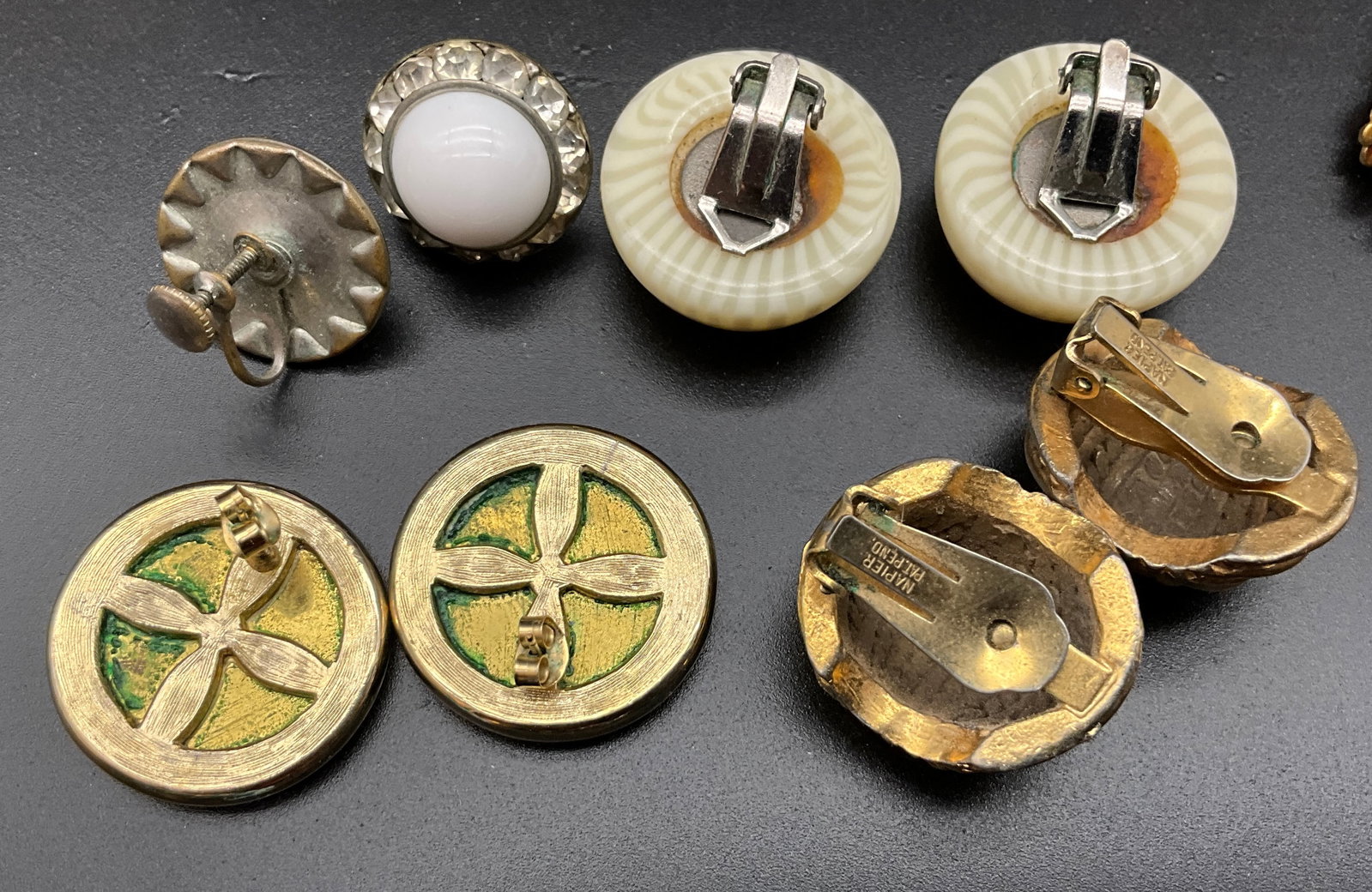 A Collection of Vintage Costume Jewelry Earrings - 6