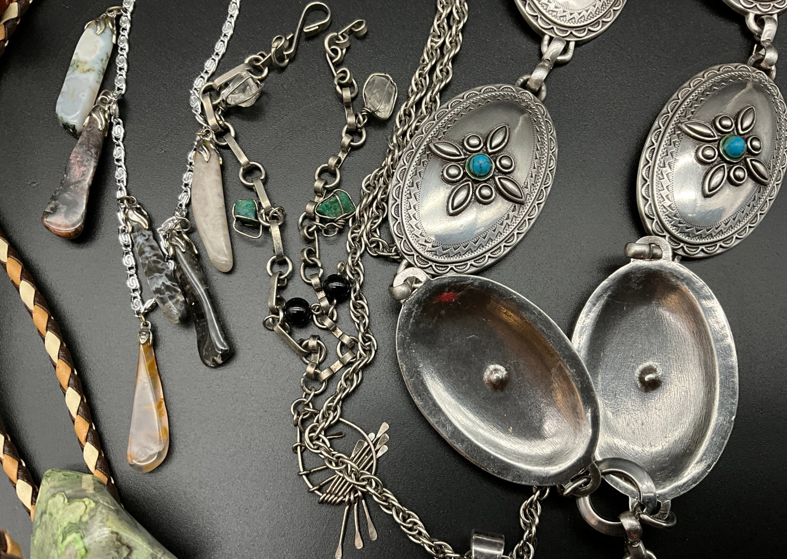 A Collection of Vintage Southwestern Style Silver and Gemstone Jewelry - 7