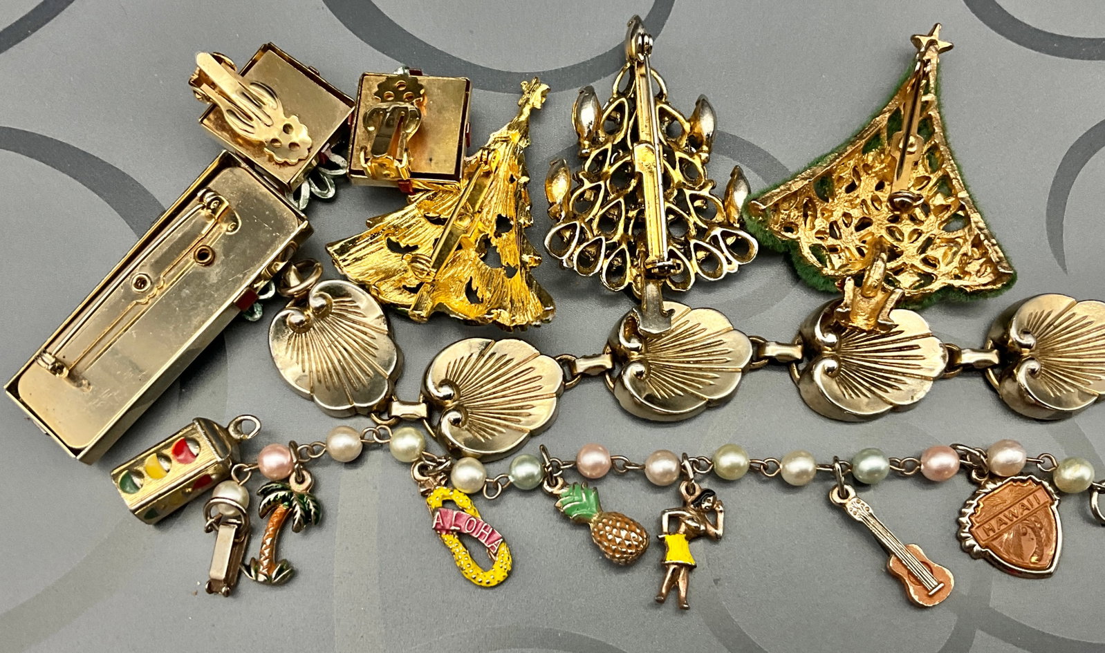 A Collection of Vintage Holiday and Artisan Costume Jewelry - 6