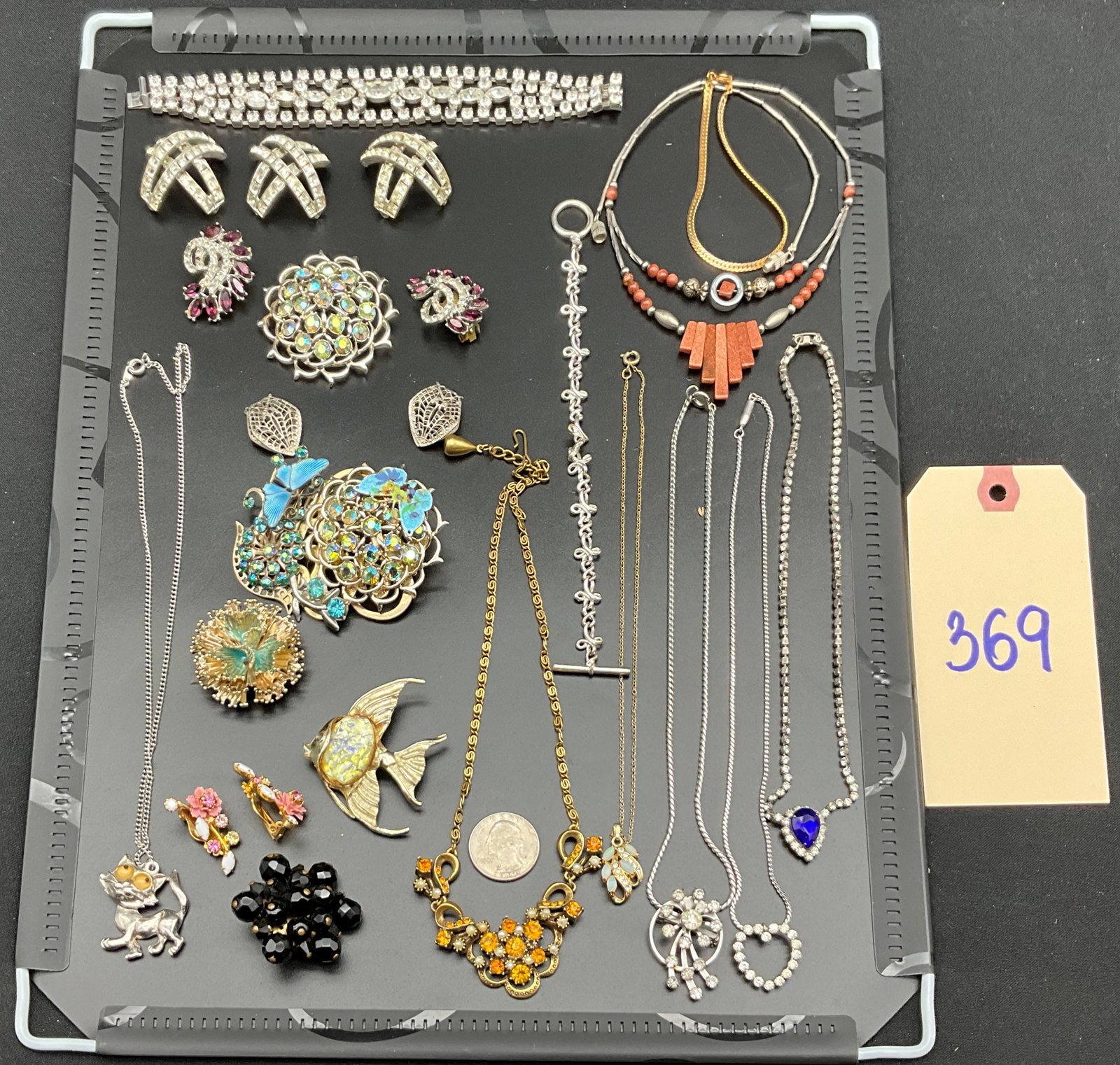 A Collection of Vintage Costume Jewelry (1 of 8)