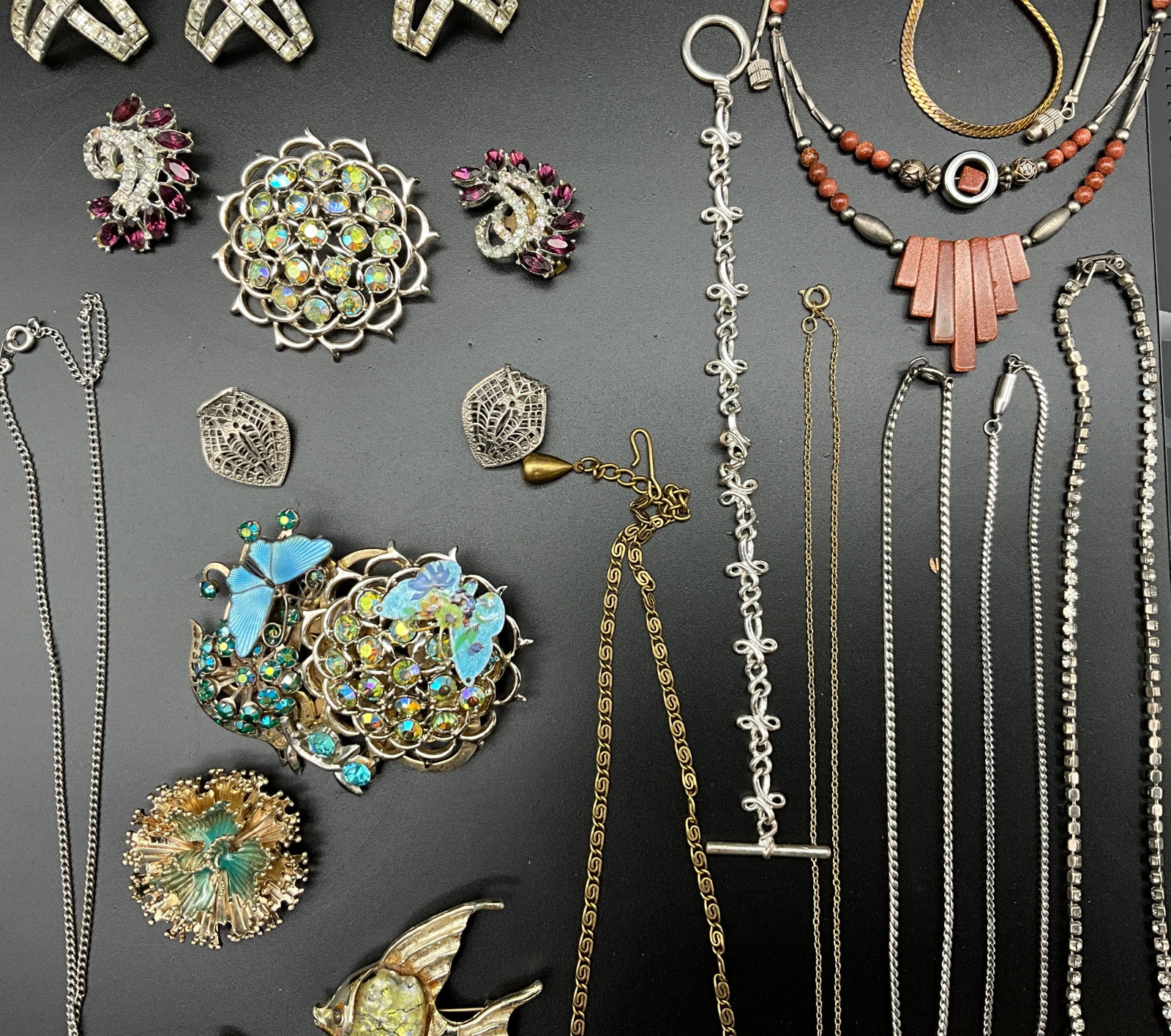 A Collection of Vintage Costume Jewelry - 3