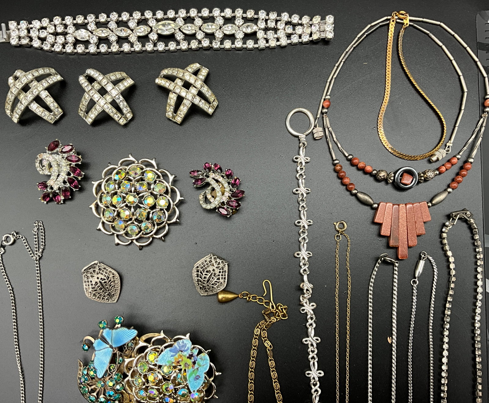 A Collection of Vintage Costume Jewelry - 4
