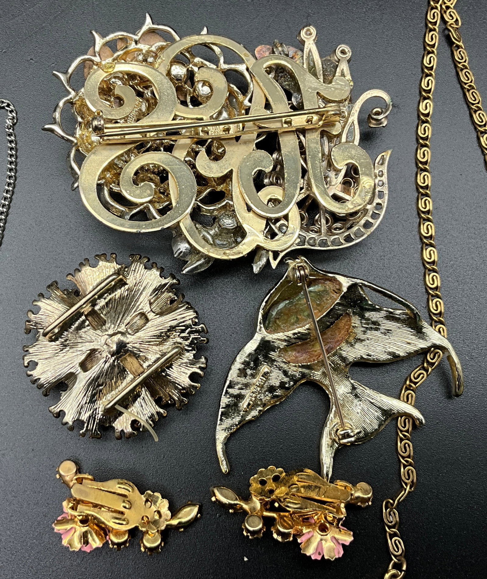 A Collection of Vintage Costume Jewelry - 5