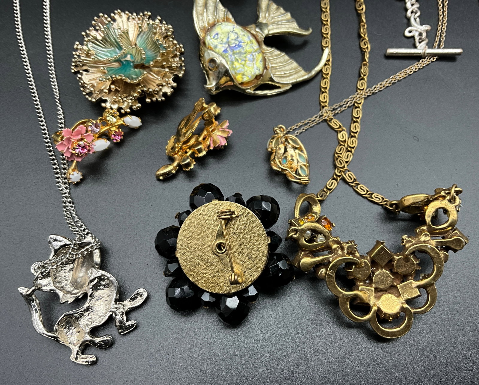 A Collection of Vintage Costume Jewelry - 6