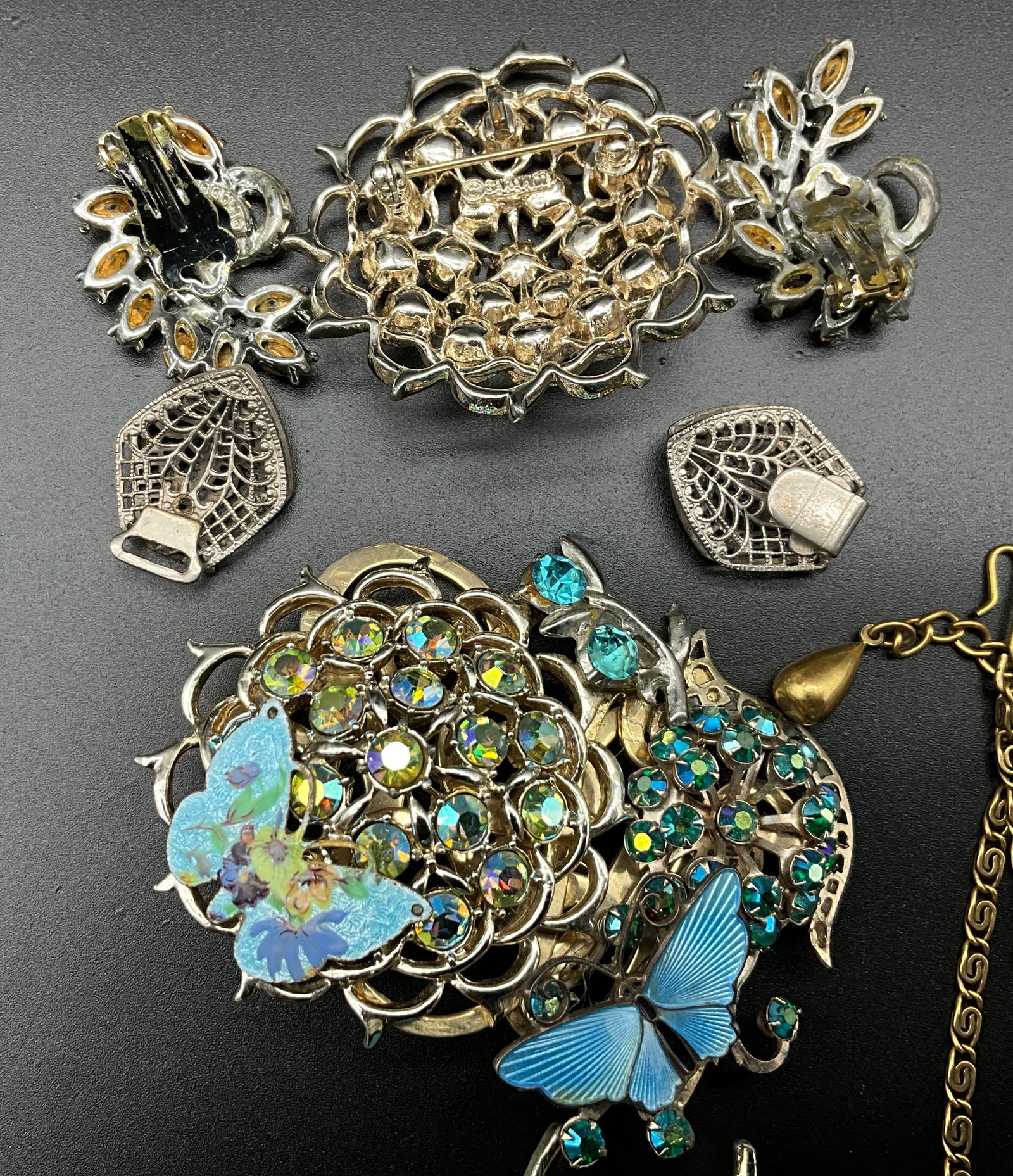 A Collection of Vintage Costume Jewelry - 7