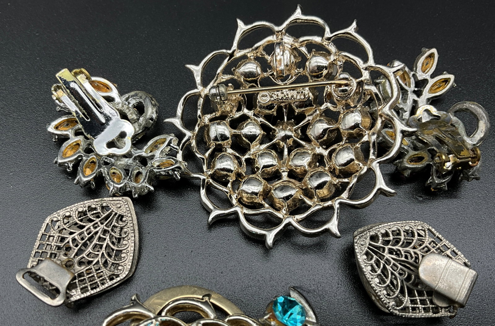 A Collection of Vintage Costume Jewelry - 8