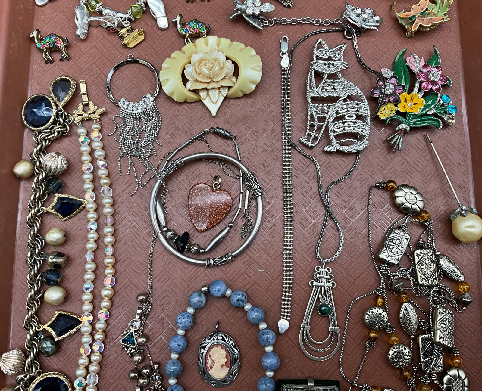 Vintage Assorted Style Mixed Material A Collection of Costume Jewelry, as-is - 3