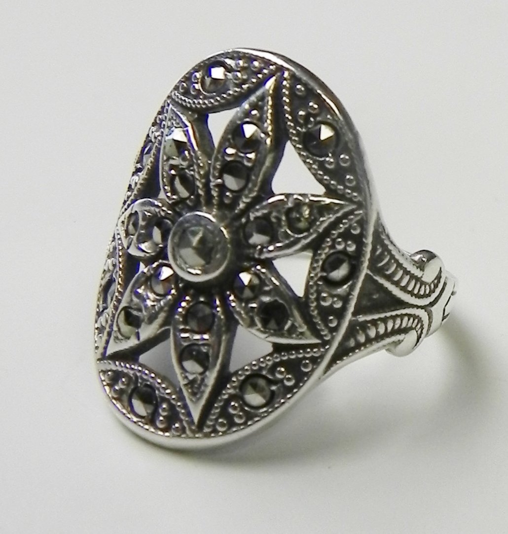 LADIES MARCASITE RING: LADIES MARCASITE RING SIZE 5