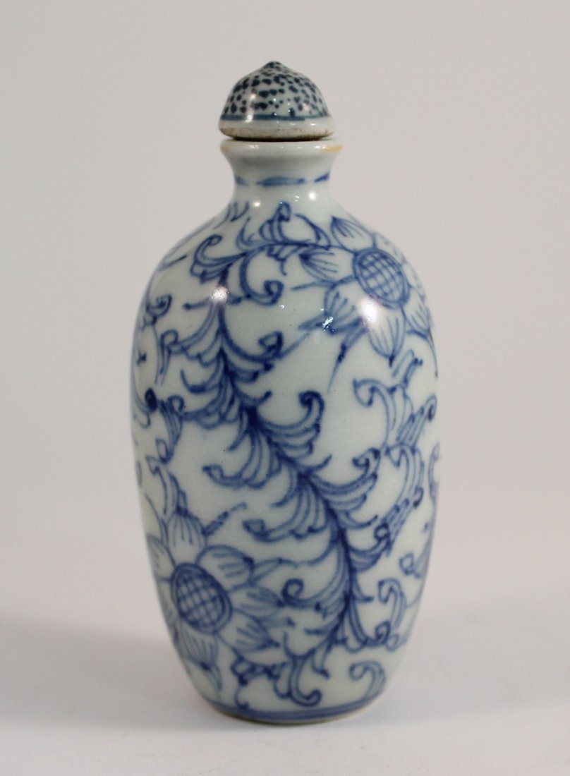 CHINESE BLUE AND WHITE SNUFF BOTTLE (1 of 5)