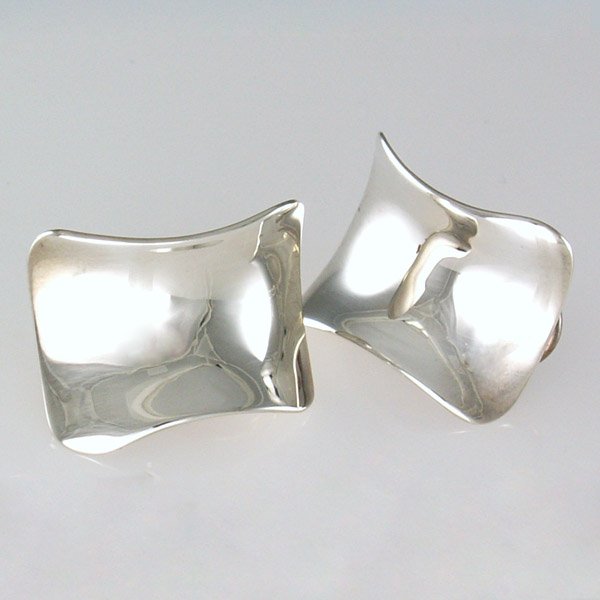 SS ROBERT LEE MORRIS FASHION CLIP-ON EARRING: NO BUYER'S PREMIUM LIQUIDATION AUCTION !!! 2 apprx 20x17mm uniquely shaped sterling silver pieces. Made by Robert Lee Morris, written on back. Clip-on backs.