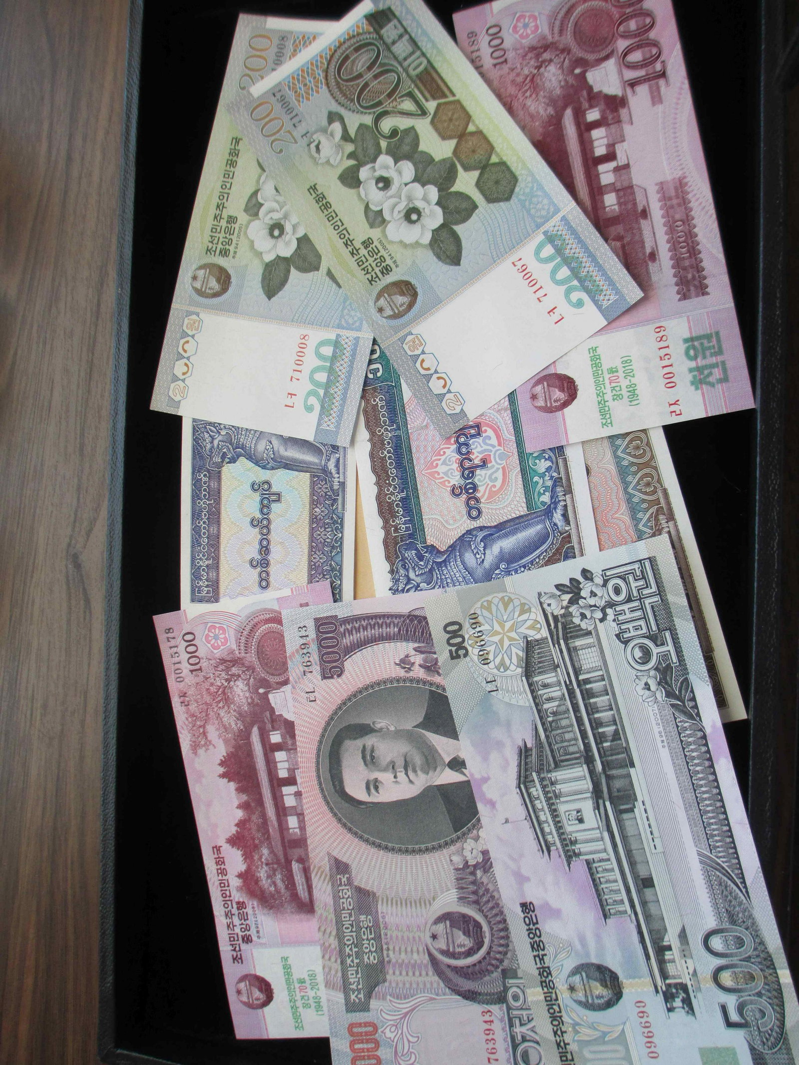 lot of 10 better foreign notes: nice mint lot