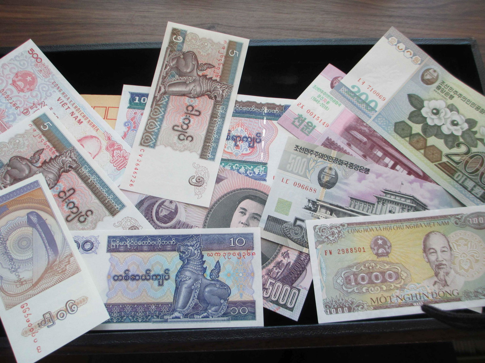 lot of 10 better foreign notes: nice mint lot